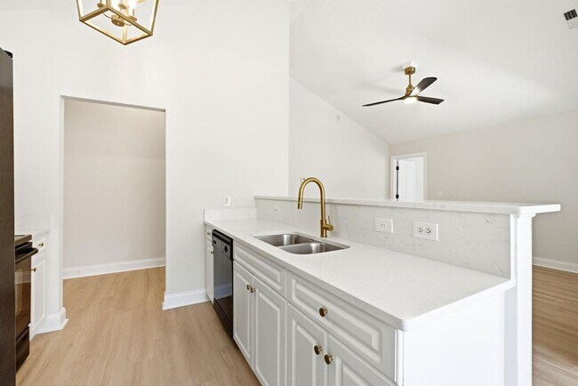 Building Photo - 215 Gardenview Ct NE