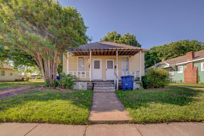 Building Photo - 1625 E 4th St