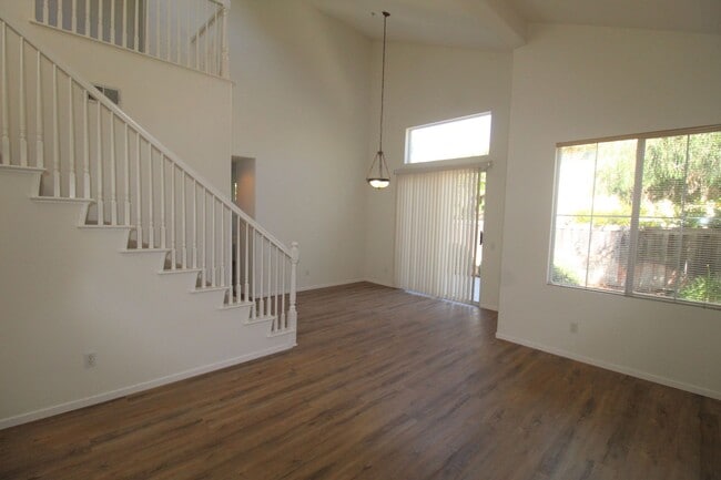 Building Photo - Large Ventura Home with Community Pool