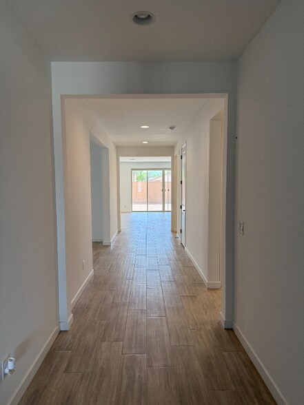 Building Photo - 40563 W Michaels Dr