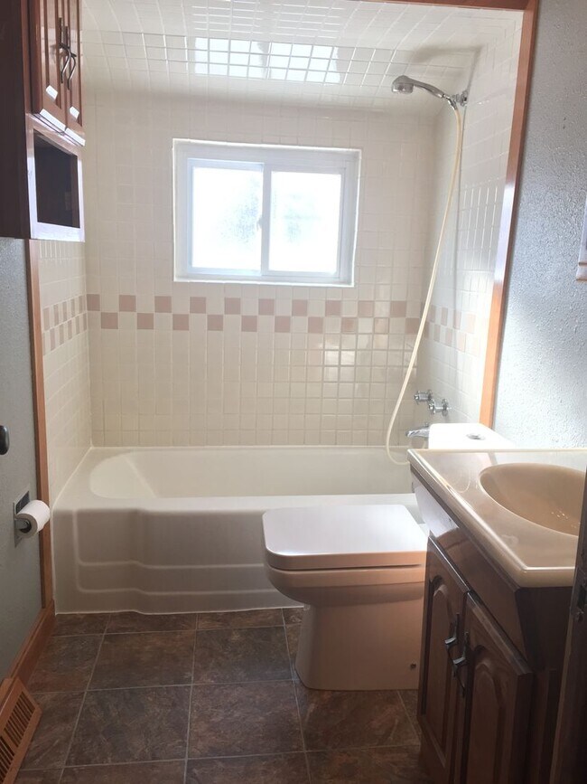 Building Photo - 920.5 E. 5th Street- Charming Cottage