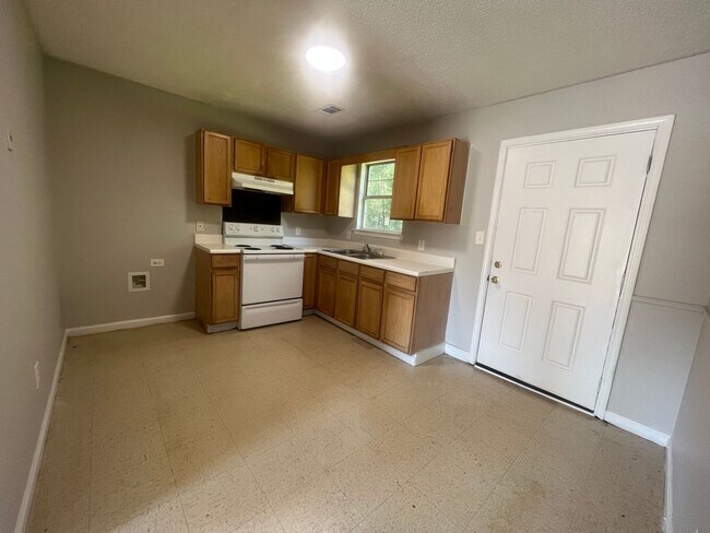 Building Photo - 8135-8135 Carlton Trail NW