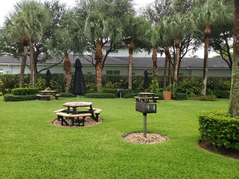 bbq and garden area - 1045 Kokomo Key Ln
