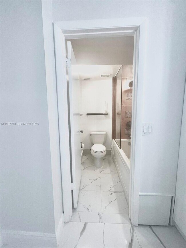 Building Photo - 403 Lakeview Dr