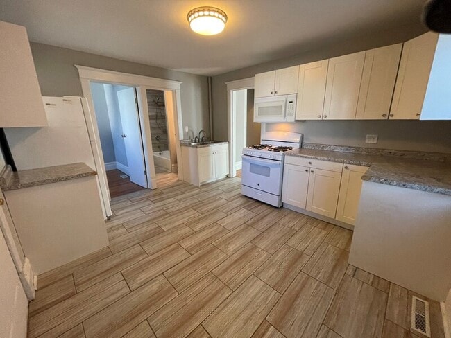 Building Photo - 210 S Throop St