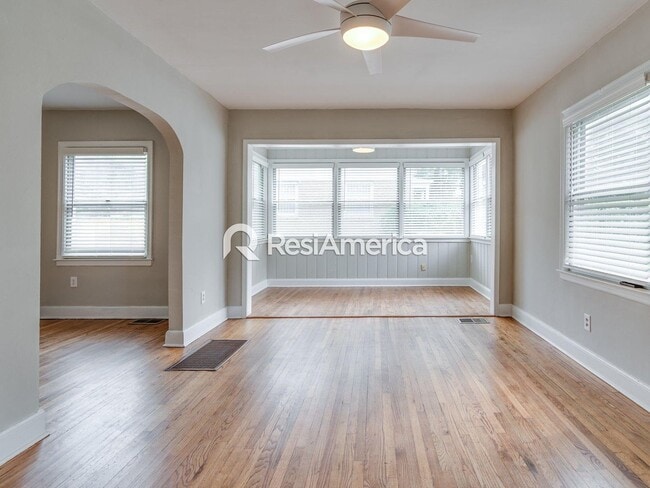 Building Photo - Beautiful 2BR/1B home in a peaceful neighb...