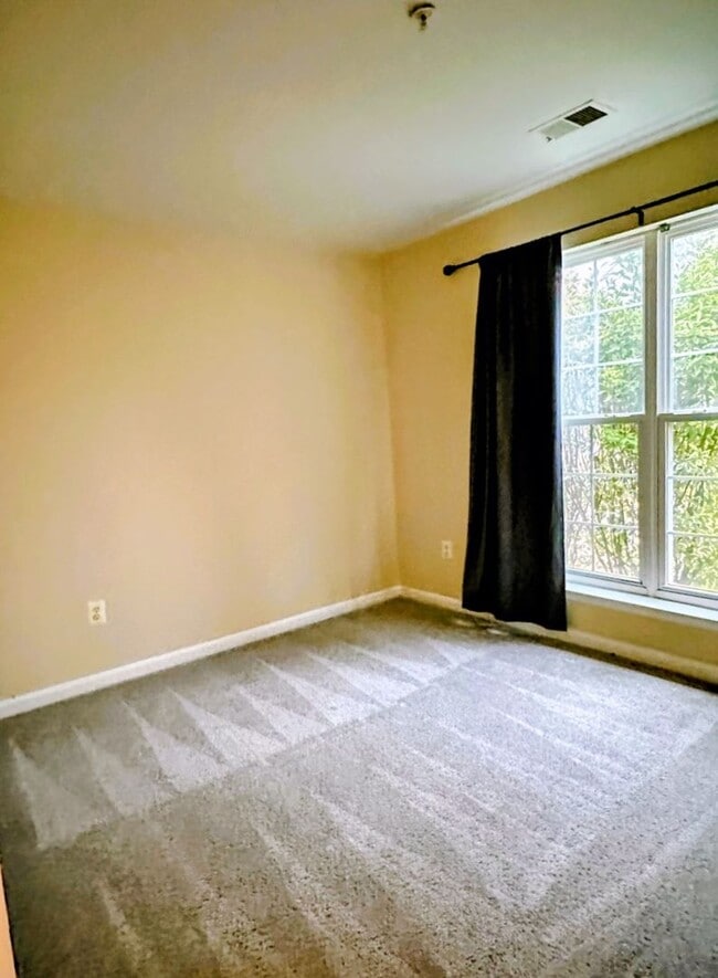 Building Photo - 3-Story End Unit Townhouse