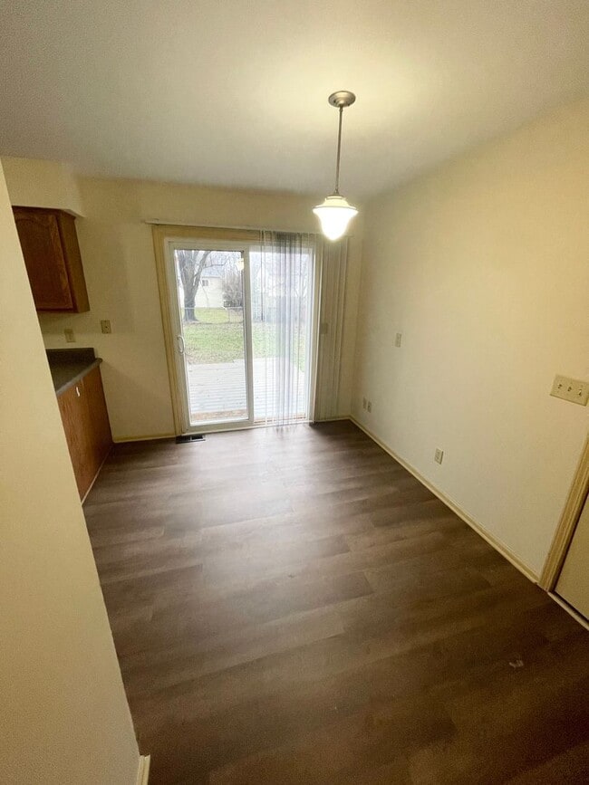 Building Photo - Spacious Two Story with 4 Bedrooms