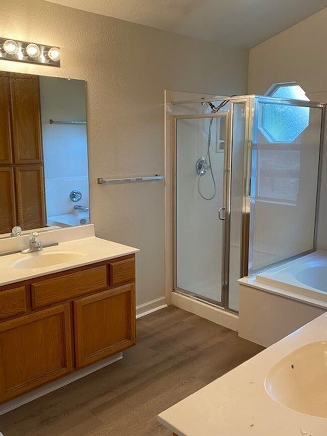 Building Photo - Woodcreek Oaks area 4 bedroom.