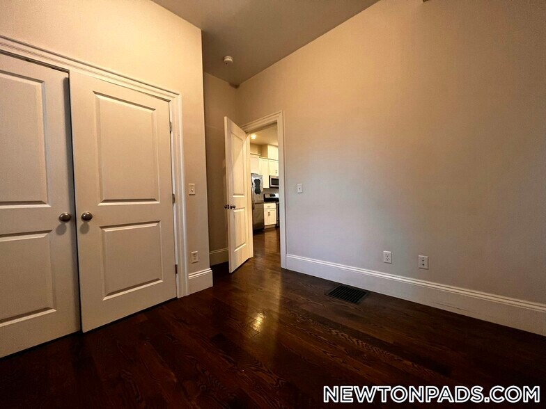 Building Photo - 2044 Beacon St