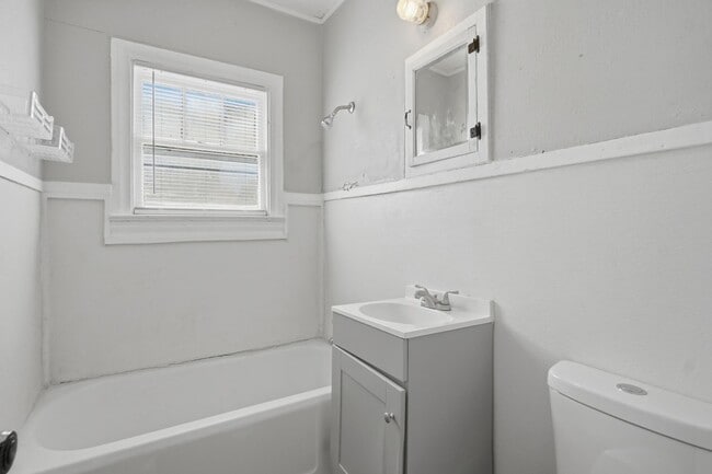 Building Photo - 702 Grape St