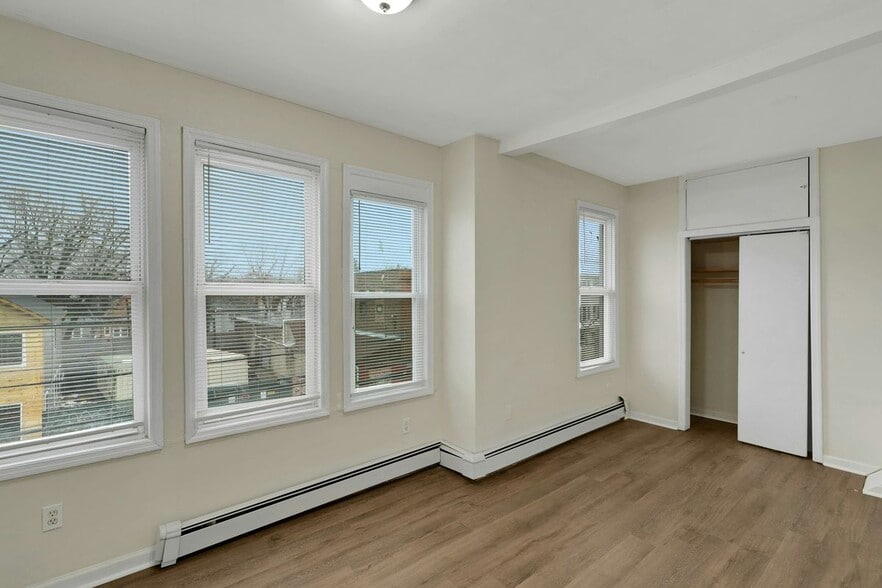 Building Photo - 496 S 21st St