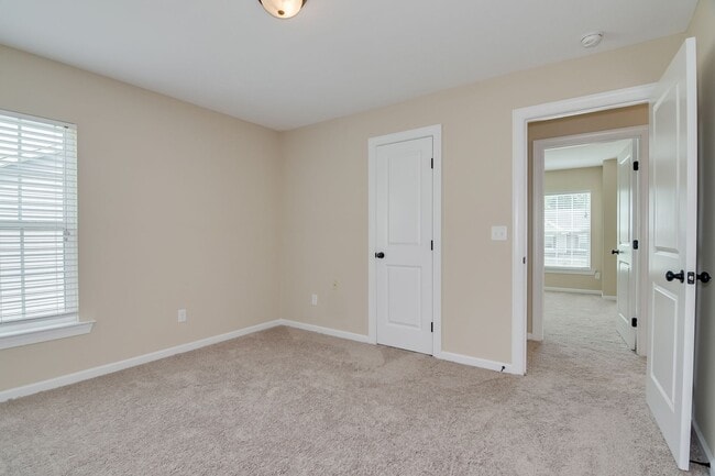 Building Photo - Canterbury Farms - 4 Bed 2.5 Bath