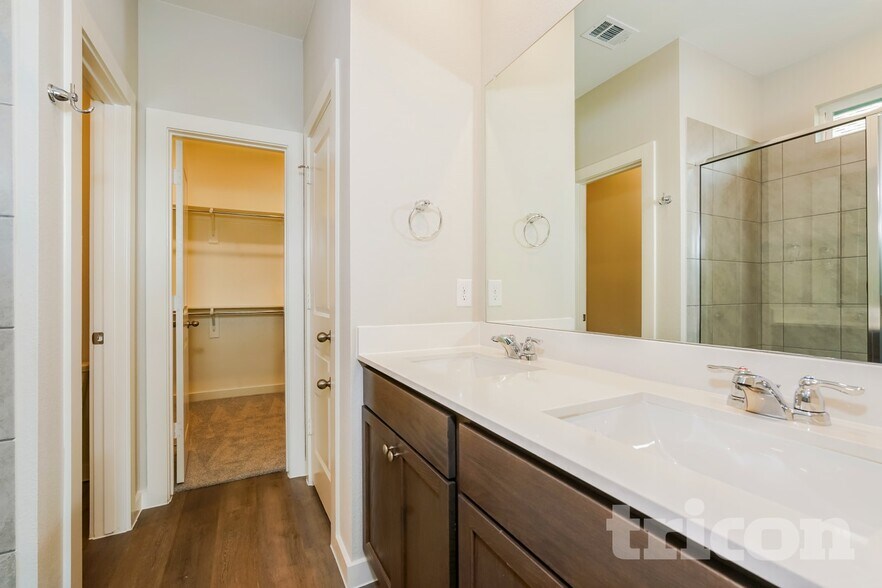 Building Photo - 8101 Howell Oak Dr