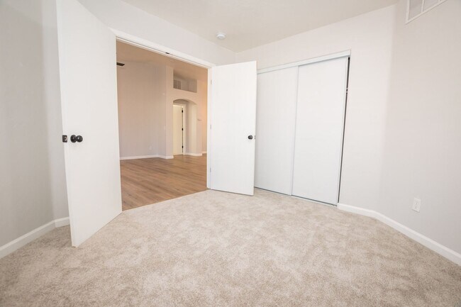 Building Photo - 4 Bedroom, 2 Bath, Split Floor Plan, 2 Car Garage, Central A/C