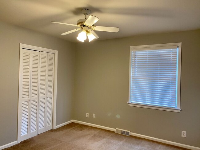 Building Photo - Location Location Location!!! 4bdr/2ba Split Level near Clarksville County Club!!