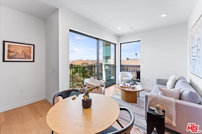 Building Photo - 904 S New Hampshire Ave