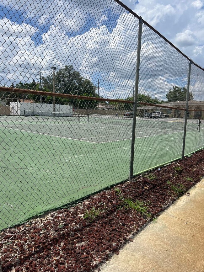 Building Photo - 1/1 Condo in Summit Village Casselberry