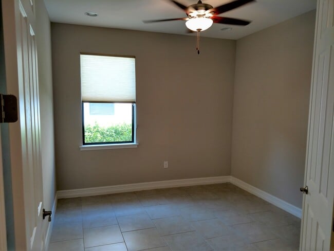 Building Photo - Unfurnished Annual Rental - Lovely 3 Bedroom Home in Calusa Park. Nicely upgraded and Pet Friendly
