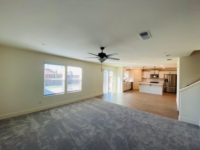 Building Photo - Beautiful 5 Bedroom 3.5 Bath Two-story sma...