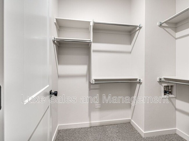 Building Photo - 610 W 2nd St