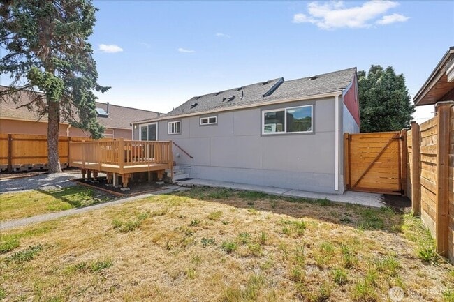 Building Photo - 110 Pelly Ave N