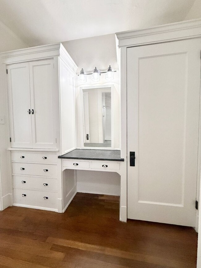 Building Photo - Very Unique Upstairs 1/1 w/ Hardwoods in Small 1920's complex - F211