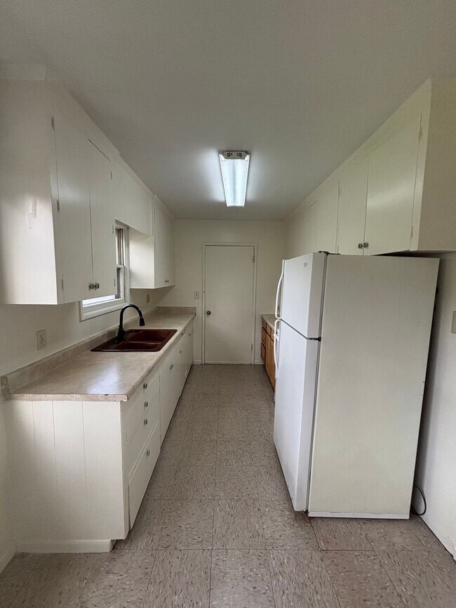 Building Photo - 3BR Home with Large Yard  Steps from Chenowith Elementary