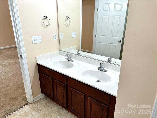 Building Photo - 7946 Mariners Pointe Cir