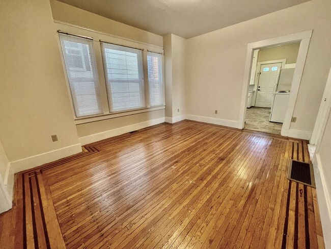 Building Photo - Large Queen Anne 2 Bedroom - Excellent Loc...