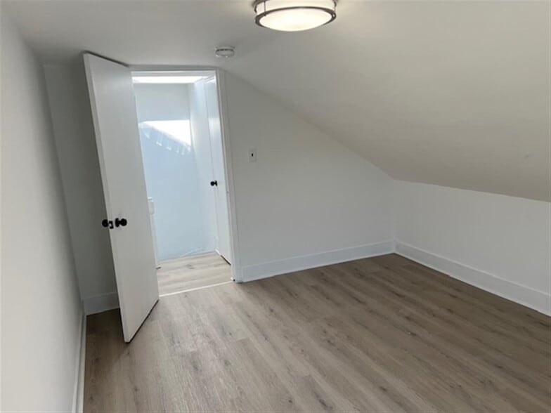 Building Photo - 8 6th St