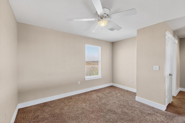 Building Photo - Two story 3 bedroom 2.5 bath in Santa Tere...