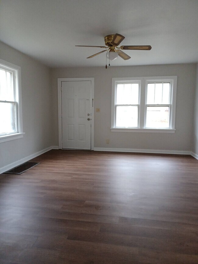 Building Photo - 3038 E Lynn St