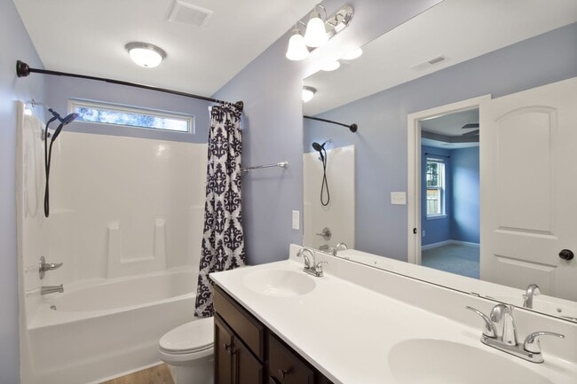 Building Photo - Gorgeous Home Off of Burgaw HWY