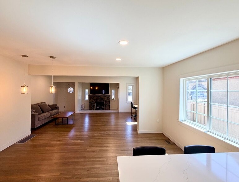 Building Photo - 557 S University Blvd