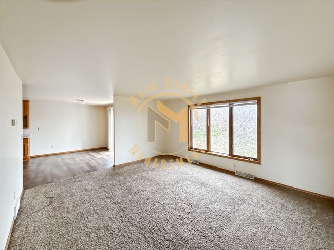 Building Photo - Executive Duplex 3 Bed 2.5 Bath 2.5 Stall Garage