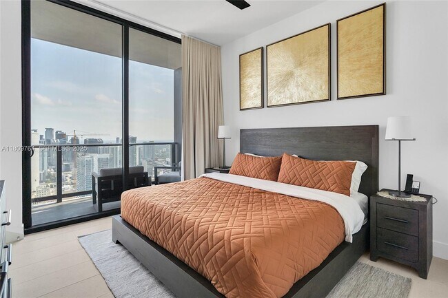 Building Photo - 601 NE 1st Ave