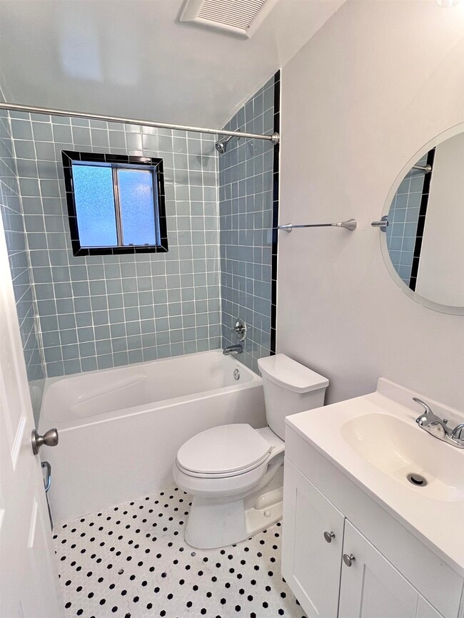 Building Photo - 722 W 6th Ave