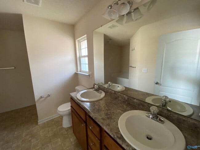 Building Photo - 131 Shadow Ct SW