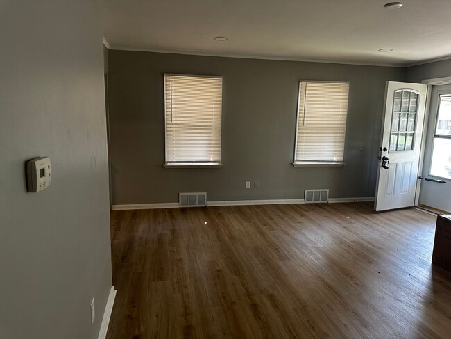 Building Photo - 2 Bedroom Home In Oak Park