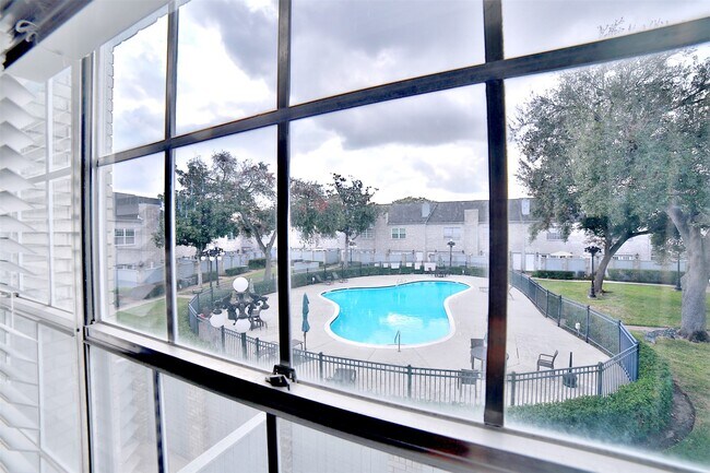 Building Photo - 532 Wilcrest Dr