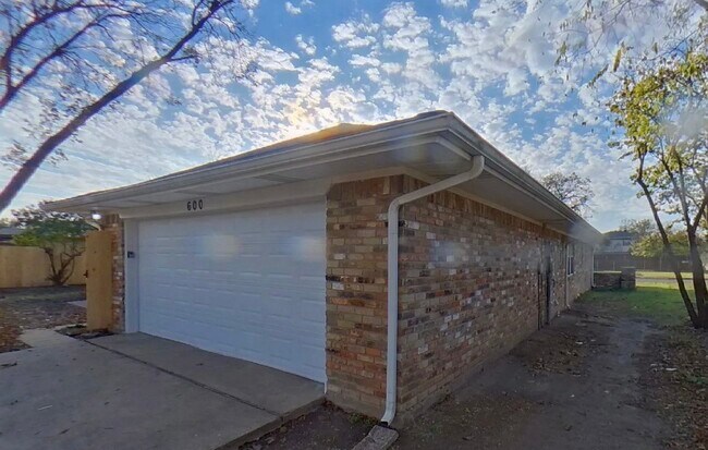 Building Photo - Your Perfect Next Chapter Starts in This 4-Bedroom Home