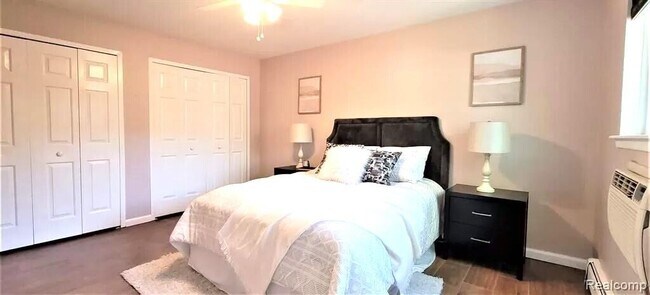 Building Photo - 2445 Torquay Ave