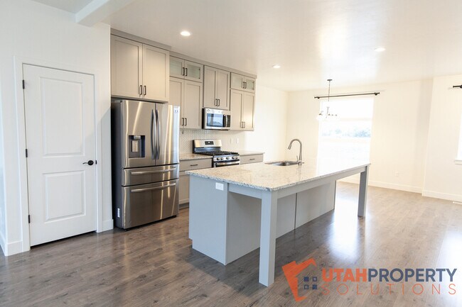 Building Photo - 468 S 700 W