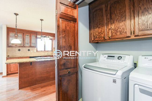 Building Photo - 123 Tiger Ln