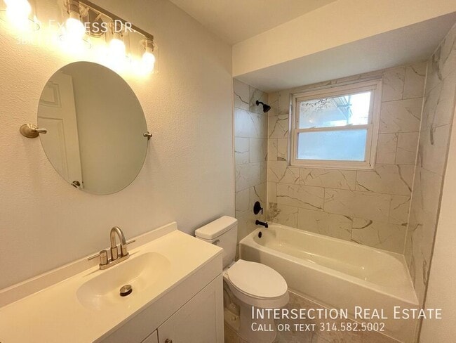 Building Photo - 920 Express Dr