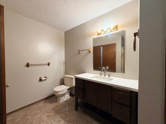 Building Photo - Cozy 2 Bedroom Duplex!