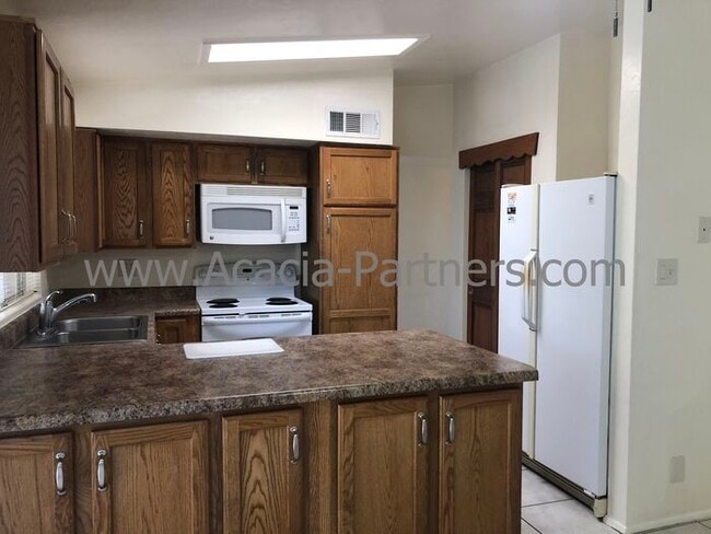 Building Photo - Spacious Eastside Property w/ Fenced Yard