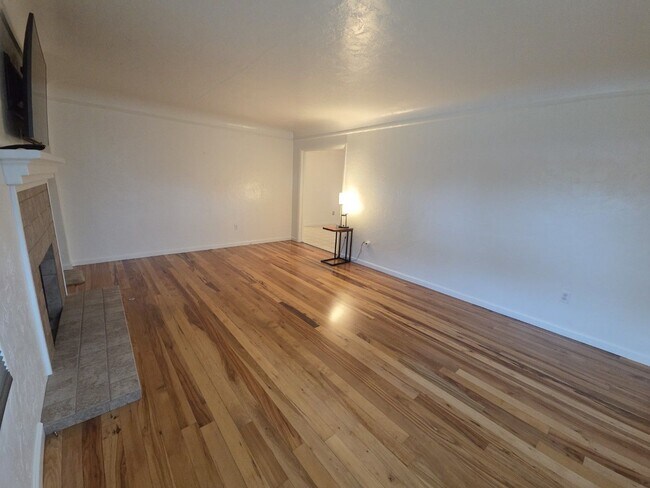 Building Photo - Elegant home with classic charm