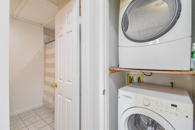 Building Photo - 2011 Spenwick Dr